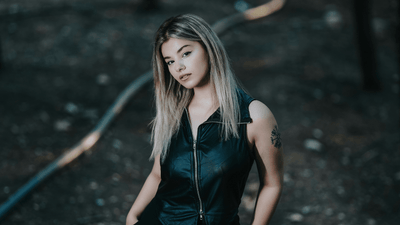 Sukienki gorsetowe w stylu wiktoriańskim – romantyzm i elegancja w gotyckim wydaniu