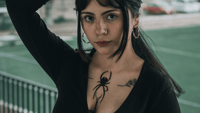 Historia sukienki gorsetowej – od średniowiecznych inspiracji po współczesny gotyk