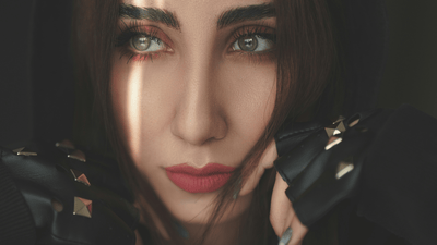 Stylizacja gotycka na lato – lekkie topy i koszulki w ciemnych barwach