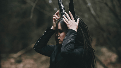 Kamizelka jako kostium sceniczny – gotycka elegancja na deskach teatru