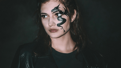 Spodnie gotyckie z szerokimi nogawkami – powrót do lat 90.