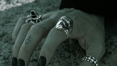 Goth na scenie: męska moda gotycka w teatrze i dramacie